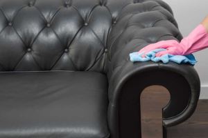 Hướng dẫn cách tự làm sạch vết dầu mỡ dính trên ghế sofa da