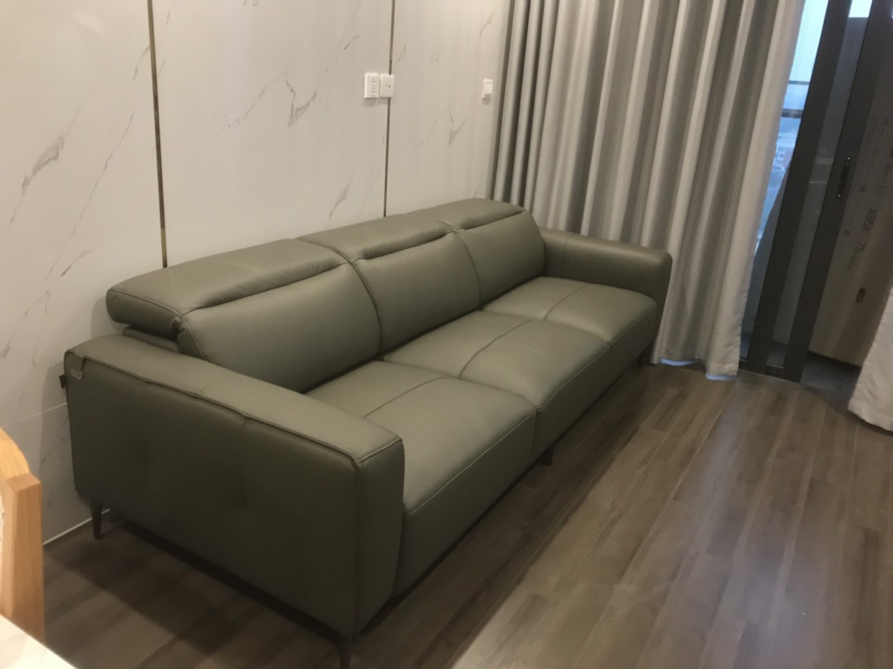 Cách trang trí phòng khách nhà cấp 4 với ghế sofa băng