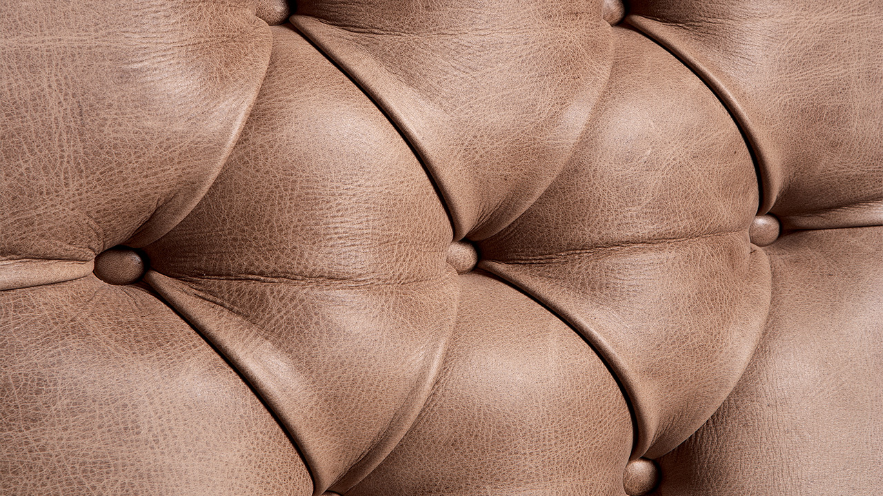Bề mặt da của sofa thật thường không nhẵn bóng như sofa giả